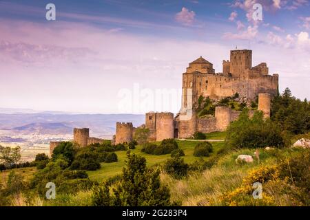 Schloss Loarre, eine mittelalterliche Festung, die auf einem Hügel in Huesca, Spanien, erbaut wurde. Innerhalb der Mauern befindet sich eine Kirche. Stockfoto