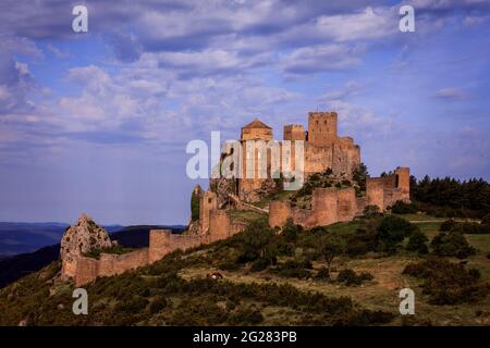 Schloss Loarre, eine mittelalterliche Festung, die auf einem Hügel in Huesca, Spanien, erbaut wurde. Innerhalb der Mauern befindet sich eine Kirche. Stockfoto