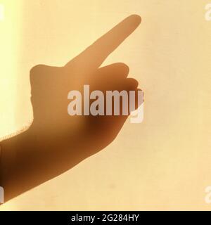 Schatten einer Mann Hand zeigt Geste mit Zeigefinger, Silhouette Stockfoto