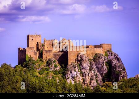 Schloss Loarre, eine mittelalterliche Festung, die auf einem Hügel in Huesca, Spanien, erbaut wurde. Innerhalb der Mauern befindet sich eine Kirche. Stockfoto