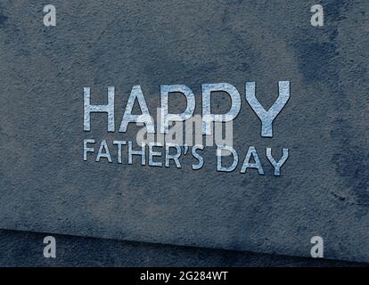 Happy Father's Day eingraviert in grungy Strukturwand. 3D-Visualisierung. Grüße zum Vatertag sind vorhanden. Texturhintergrund. Stockfoto