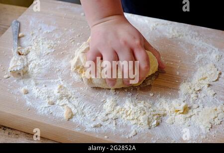 Hand kneten Brotteig, norfolk, england Stockfoto