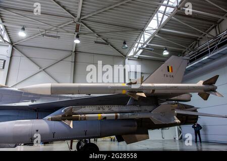 Live-AIM-9M- und AIM-120-AMRAAM-Raketen auf einem belgischen F-16-Jet. Stockfoto