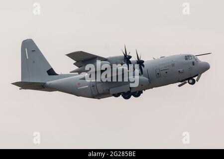 Die italienische Luftwaffe KC-130J Hercules transportiert COVID-19-Patienten aus Norditalien. Stockfoto