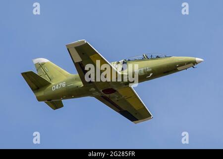 Aero L-39NG Trainer, noch in Grundfarben, auf einem Testflug über Caslav, Tschechien. Stockfoto