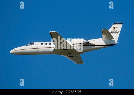 US Army UC-35A Cessna Citation Business Jet auf dem Flug über Dresden, Deutschland. Stockfoto