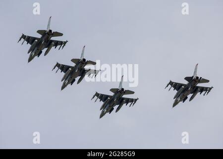 Das Quartett der US-Luftwaffe aus F-16C, das Falcons bekämpft, liegt über Prag, Tschechische Republik. Stockfoto