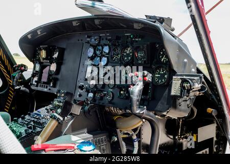 Cockpit des Hubschraubers Bell UH-1D Huey. Stockfoto