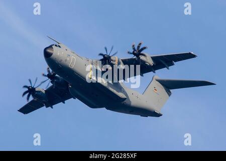 Transportflugzeug der deutschen Luftwaffe Airbus A400M im Flug, Dresden, Deutschland. Stockfoto