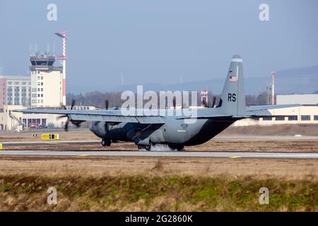 Die US Air Force C-130J Hercules landete auf der Ramstein Air Base, Deutschland. Stockfoto