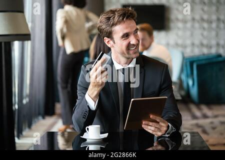 Portrait von glücklichen erfolgreichen Geschäftsmann halten Tablet Stockfoto