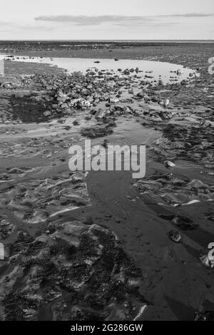 Ebbe in Worthing an der Sussex-Küste Stockfoto