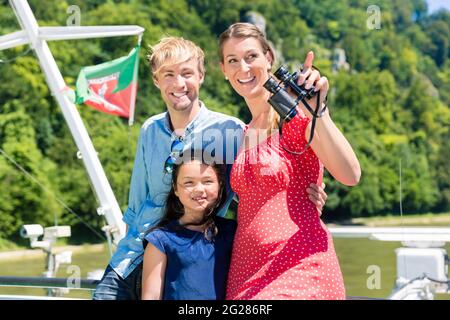 Familie auf Kreuzfahrt mit dem Fernglas im Sommer ihre Zeit genießen. Stockfoto