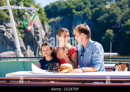 Happy Family auf Flusskreuzfahrt mit Blick auf die Berge vom Schiff Deck Stockfoto