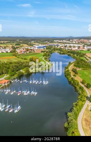 Der Schlungenhof am Altmühlsee ist die Seepromenade der nahegelegenen Kreisstadt Gunzenhausen. Stockfoto