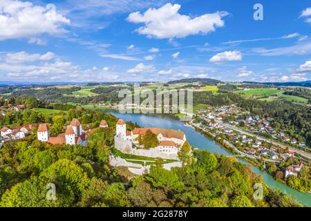 Blick auf Schloss Neuburg am Inn in der Region Donau-Wald im Landkreis Passau, an der Grenze zu (Ober-) Österreich. Stockfoto