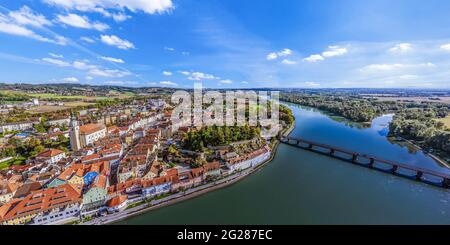 Schaerding - idyllische kleine Stadt am österreichischen Ufer des Inn Stockfoto