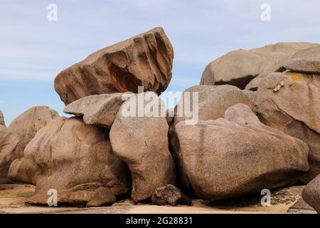 Bizarre Felsbrocken und Felsen an der Pink Granite Coast auf der Insel Renote in der Bretagne, Frankreich Stockfoto
