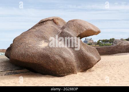 Bizarre Felsbrocken an der Pink Granite Coast auf der Insel Renote in der Bretagne, Frankreich Stockfoto