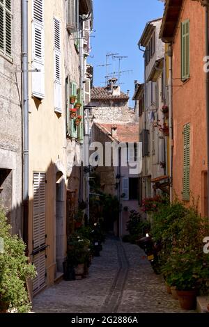 Typische Gasse im französischen Dorf Biot, Gemeinde ist ein kleines befestigtes mittelalterliches Bergdorf in der Provence-Alpes-Côte d’Azur in der Nähe von Antibes Stockfoto