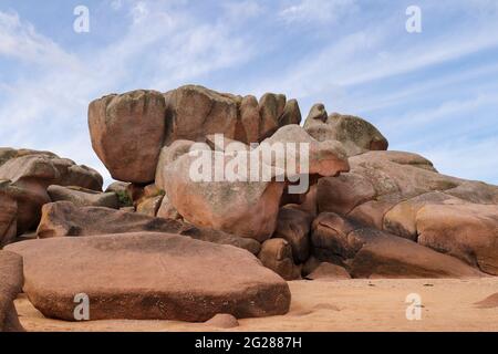 Bizarre Felsbrocken und Felsen an der Pink Granite Coast auf der Insel Renote in der Bretagne, Frankreich Stockfoto