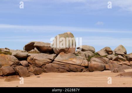 Bizarre Felsbrocken und Felsen an der Pink Granite Coast auf der Insel Renote in der Bretagne, Frankreich Stockfoto