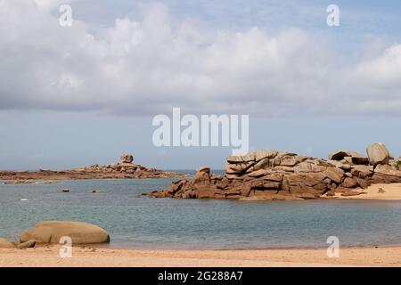 Bizarre Felsbrocken und Felsen an der Pink Granite Coast auf der Insel Renote in der Bretagne, Frankreich Stockfoto