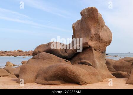 Bizarre Felsbrocken an der Pink Granite Coast auf der Insel Renote in der Bretagne, Frankreich Stockfoto