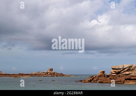 Bizarre Felsbrocken und Felsen an der Pink Granite Coast auf der Insel Renote in der Bretagne, Frankreich Stockfoto