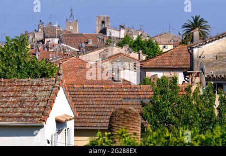 Luftaufnahme des Dorfes Biot, Gemeinde ist ein kleines befestigtes mittelalterliches Bergdorf in der Provence-Alpes-Côte d’Azur in der Nähe von Antibes Stockfoto