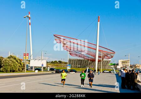 Porto, Portugal - 19. Juni 2019: Menschen laufen auf der Promenade in der Nähe des Strandes von Matosinhos (Praia de Matosinhos) in der Stadt Matosinhos im Stadtteil Porto. Stockfoto