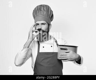 Kochen Sie mit zufriedenen Gesicht in burgunderroten Uniform hat Auflauf Stockfoto