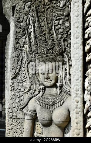 Schnitzwerk einer tanzenden weiblichen Gottheit oder apsara an der Außenwand von Angkor Wat in Kambodscha. Stockfoto