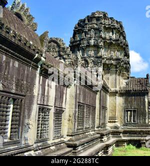 Turmstruktur und Schnitzereien entlang der Außenwand von Angkor Wat in Kambodscha. Stockfoto