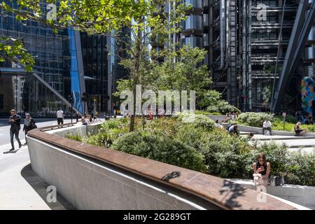 Büroangestellte genießen am 8. Juni 2021 eine sonnendurchflutete Mittagsstunde in Leadenhall in der City of London, dem Finanzdistrikt der Hauptstadt, in London, England. Stockfoto