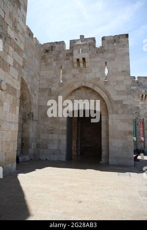 Jaffa-Tor, eines von sieben offenen Toren zur Altstadt von Jerusalem, das zwischen 1536 und 1548 vom osmanischen Sultan Suleyman dem Magnificent erbaut wurde. Stockfoto