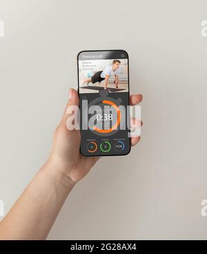 Frau, die die Fitnessanwendung auf dem Mobiltelefon verwendet Stockfoto
