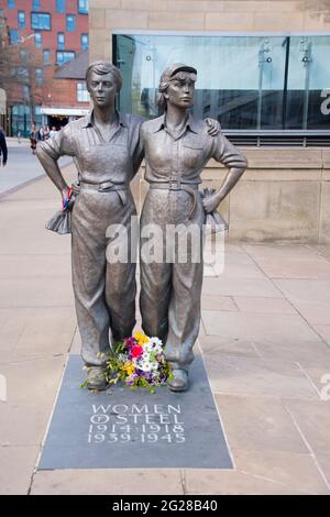 Sheffield UK: 17. April 2021: Die kultige Statue der Frauen aus Stahl vor dem Rathaus von Sheffield, Barkers Pool Stockfoto