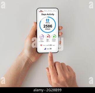 Gesundheits-App auf dem Smartphone-Bildschirm in weiblichen Händen Stockfoto