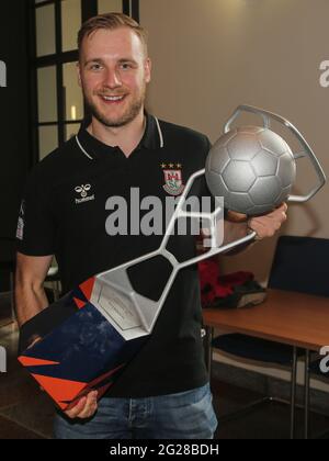 Der schwedische Handballspieler Daniel Pettersson SC Magdeburg mit dem EHF European League Cup 2021 Stockfoto