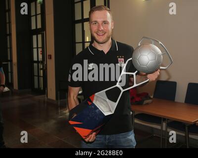 Der schwedische Handballspieler Daniel Pettersson SC Magdeburg mit dem EHF European League Cup 2021 Stockfoto