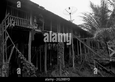 Sungai Uluk Palin, Kapuas Hulu, West Kalimantan, Indonesien. März 2007. Das Langhaus der traditionellen Dayak Tamambaloh-Gemeinschaft. - Fotografiert auf Schwarz-Weiß-Film, gescannt, digitalisiert. Stockfoto