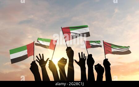 Silhouette mit aufgehobenen Armen, die mit Stolz eine Flagge der Vereinigten Arabischen Emirate schwenken. 3D-Rendering Stockfoto