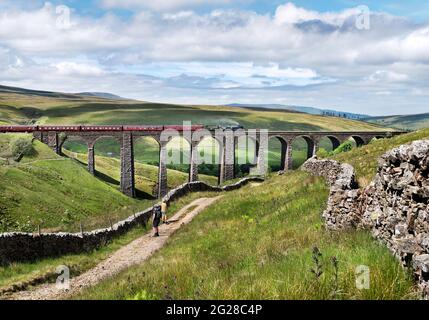 Ein Dampfzug durchquert das Viadukt von Arten Gill, Cowgill, Dentdale, auf der Eisenbahnlinie Settle-Carlisle im Yorkshire Dales National Park, Großbritannien Stockfoto