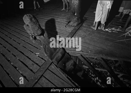 Sungai Uluk Palin, Kapuas Hulu, West Kalimantan, Indonesien. März 2007. Die Haupttreppe am Langhaus der traditionellen Dayak Tamambaloh-Gemeinde. - Fotografiert auf Schwarz-Weiß-Film, gescannt, digitalisiert. Stockfoto