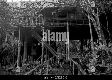 Sungai Uluk Palin, Kapuas Hulu, West Kalimantan, Indonesien. März 2007. Das Langhaus der traditionellen Dayak Tamambaloh-Gemeinschaft. - Fotografiert auf Schwarz-Weiß-Film, gescannt, digitalisiert. Stockfoto