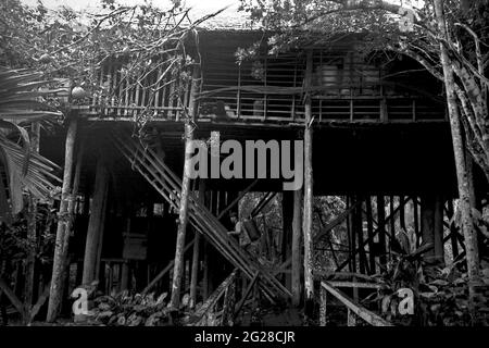 Sungai Uluk Palin, Kapuas Hulu, West Kalimantan, Indonesien. März 2007. Das Langhaus der traditionellen Dayak Tamambaloh-Gemeinschaft. - Fotografiert auf Schwarz-Weiß-Film, gescannt, digitalisiert. Stockfoto