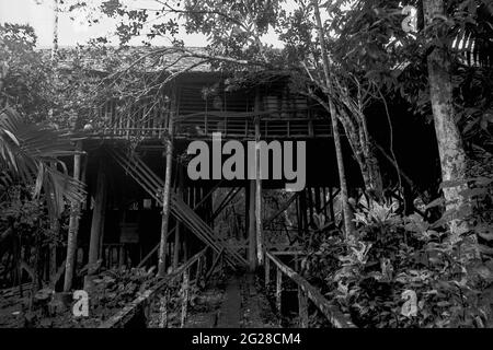 Sungai Uluk Palin, Kapuas Hulu, West Kalimantan, Indonesien. März 2007. Das Langhaus der traditionellen Dayak Tamambaloh-Gemeinschaft. - Fotografiert auf Schwarz-Weiß-Film, gescannt, digitalisiert. Stockfoto