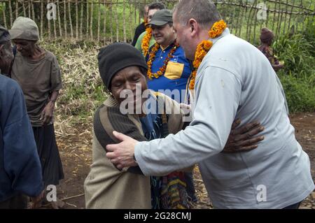 Papua-Neuguinea; Goroka - Namta; Begrüßung der Gäste der Ureinwohner aus Polen an der Pfarrgrenze. Begrüßung der Gäste durch Ureinwohner Stockfoto