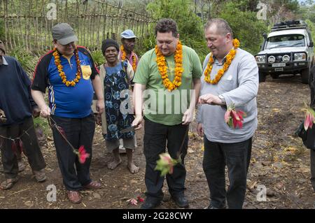 Papua-Neuguinea; Goroka - Namta; Begrüßung der Gäste der Ureinwohner aus Polen an der Pfarrgrenze. Begrüßung der Gäste durch Ureinwohner Stockfoto